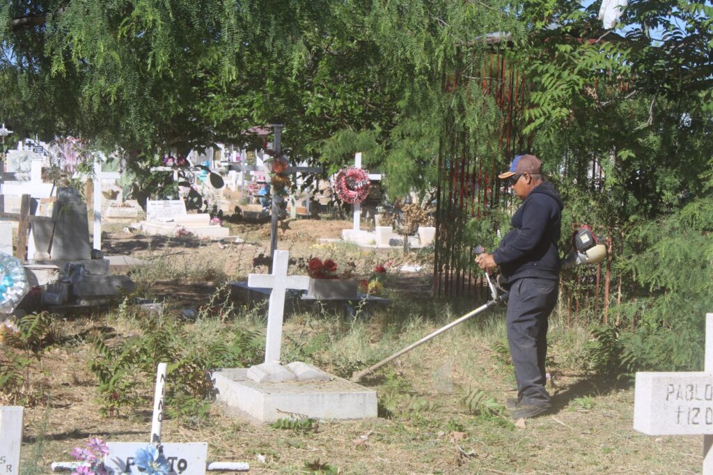 Preparan panteones municipales para el Día de las Madres; realizan labores de limpieza