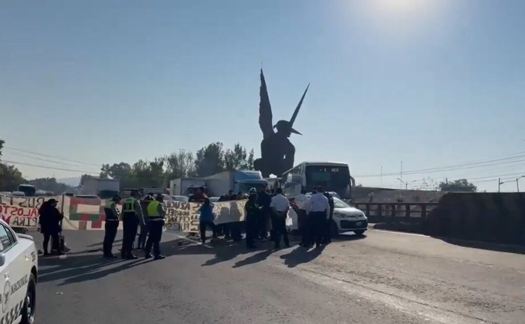 Bloqueo sobre la México-Pachuca ocasiona fila kilométrica de autos varados