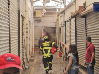 Se quema local de ropa en El Pasito; dos lesionados por desplome de techo