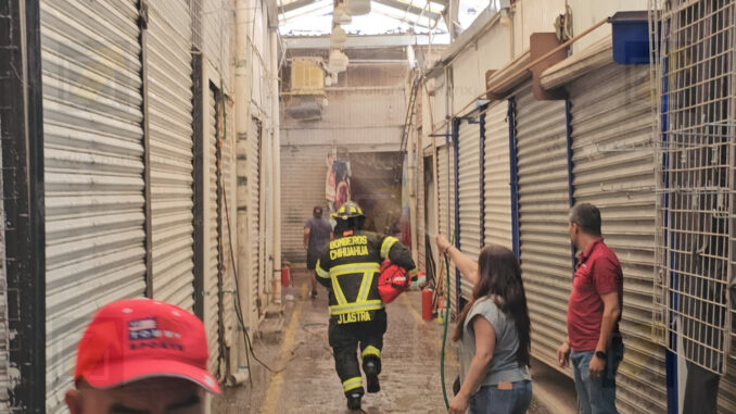 Se quema local de ropa en El Pasito; dos lesionados por desplome de techo