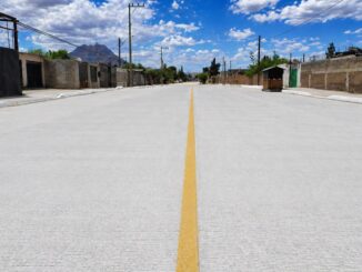 Pavimentan calle en Villa Juárez tras décadas de espera