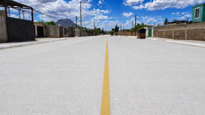 Pavimentan calle en Villa Juárez tras décadas de espera