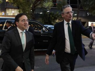 El ministro español Manuel Albares llega a México para avanzar la normalización de las relaciones