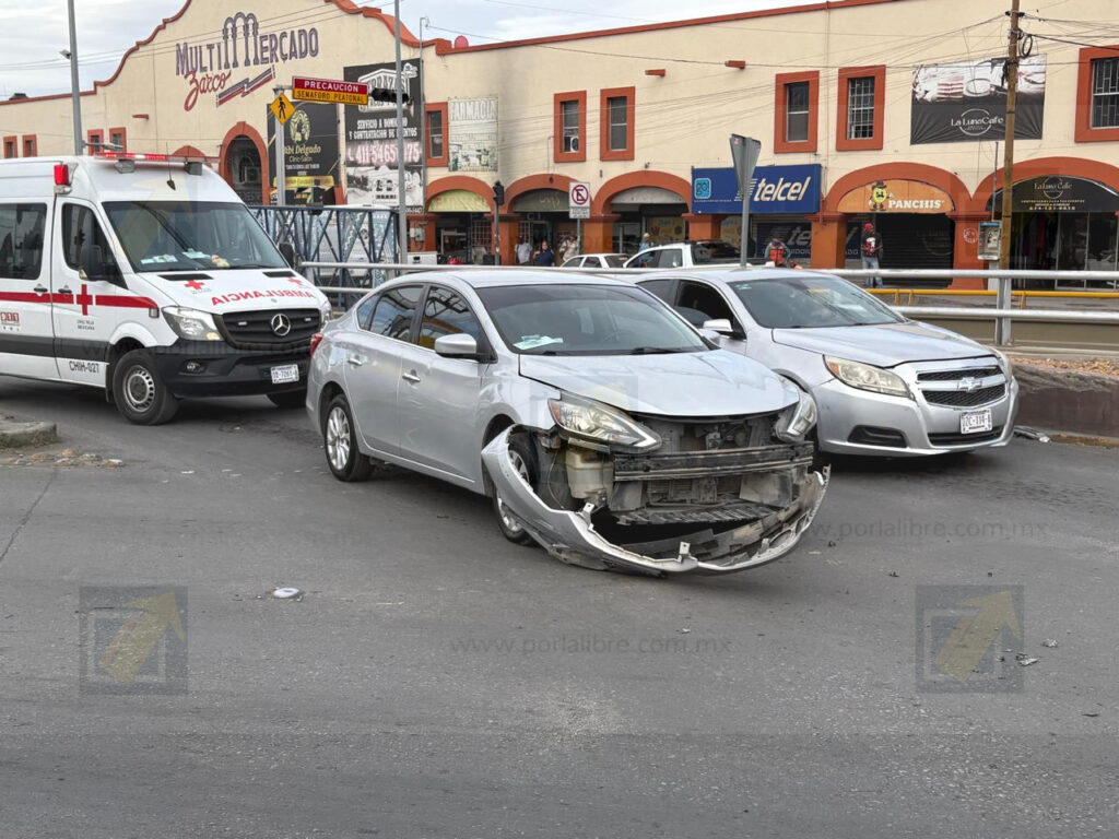 Conductora ignora alto y embiste a repartidor de plataforma en glorieta Tricentenario