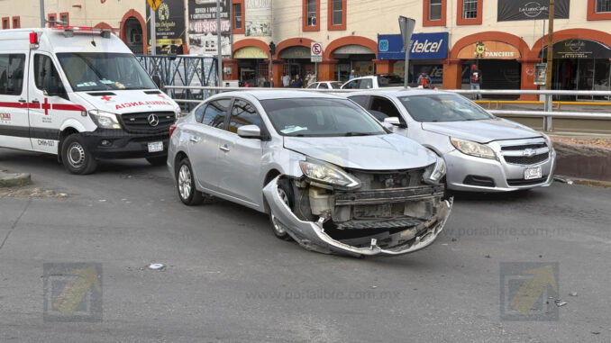 Conductora ignora alto y embiste a repartidor de plataforma en glorieta Tricentenario
