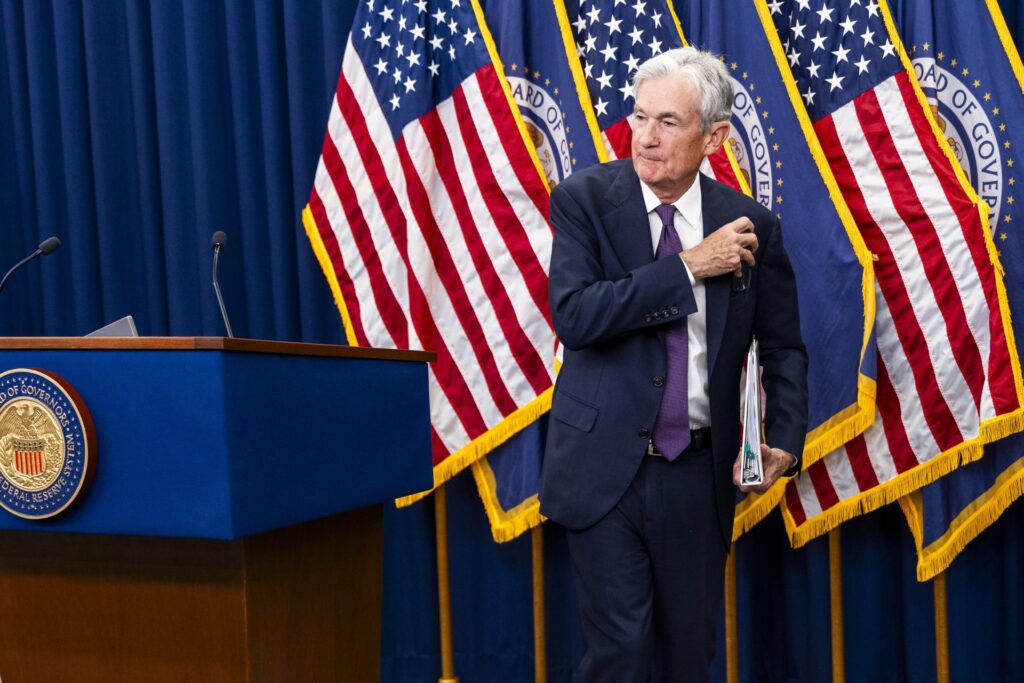 Presidente de la Fed acusa a Trump de poner «en riesgo» la independencia del banco central