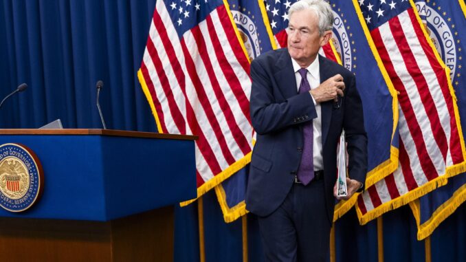 Presidente de la Fed acusa a Trump de poner «en riesgo» la independencia del banco central