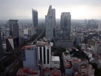 México pierde atractivo por los trámites que frenan la inversión, advierten especialistas