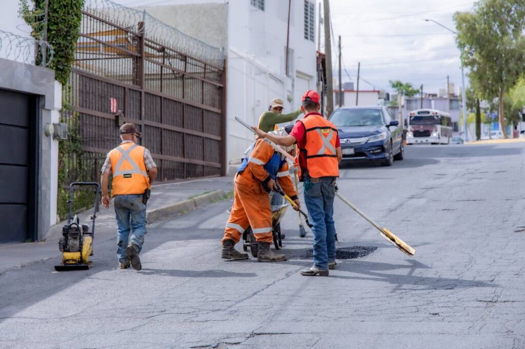 Continúa bacheo para mejores calles; Marco Bonilla supervisa labores en colonia Saucito