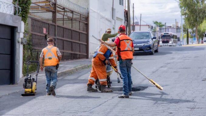 Continúa bacheo para mejores calles; Marco Bonilla supervisa labores en colonia Saucito
