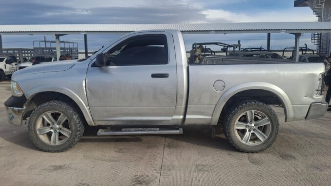 Aseguran vehículo con blindaje artesanal abandonado en brecha de Aldama