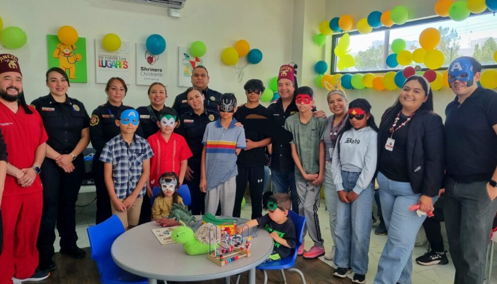 Bomberos celebran el Día del Niño junto a pequeños de la clínica Shriners Children’s