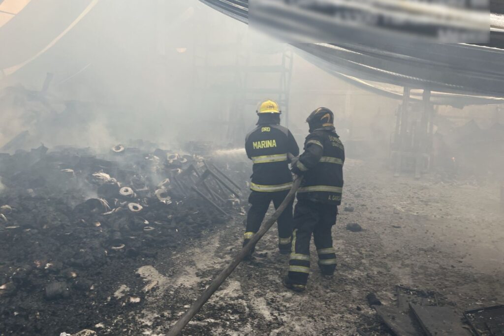 Marina brinda apoyo para sofocar incendio en una fábrica de Tláhuac, CDMX