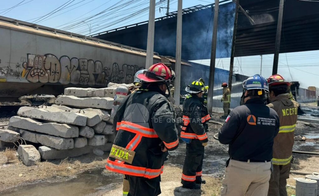 Al menos dos muertos tras choque entre un camión de gas y un tren en Querétaro