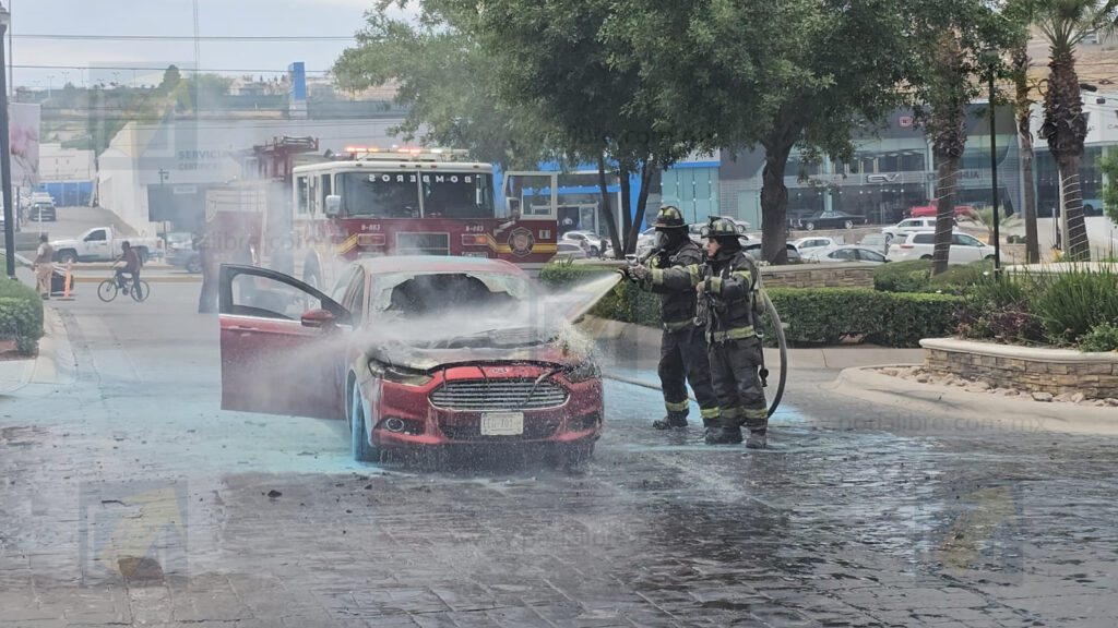 Vehículo se incendia en circulación dentro de Distrito 1