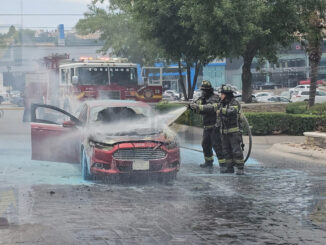 Vehículo se incendia en circulación dentro de Distrito 1
