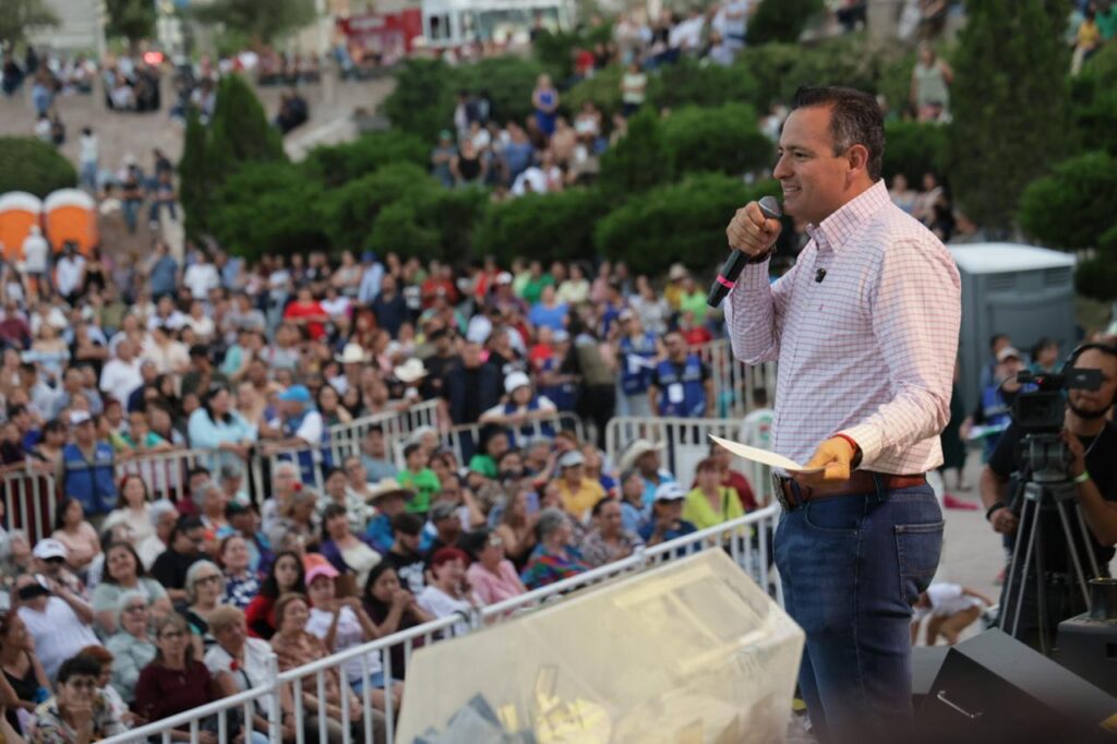 Celebra Marco Bonilla a las madres chihuahuenses con una noche inolvidable de música y reconocimiento