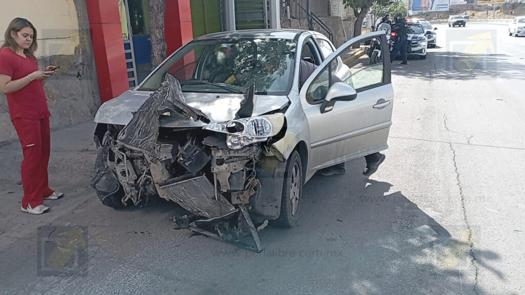Conductora choca al descender puente sobre avenida Washington en La Cantera