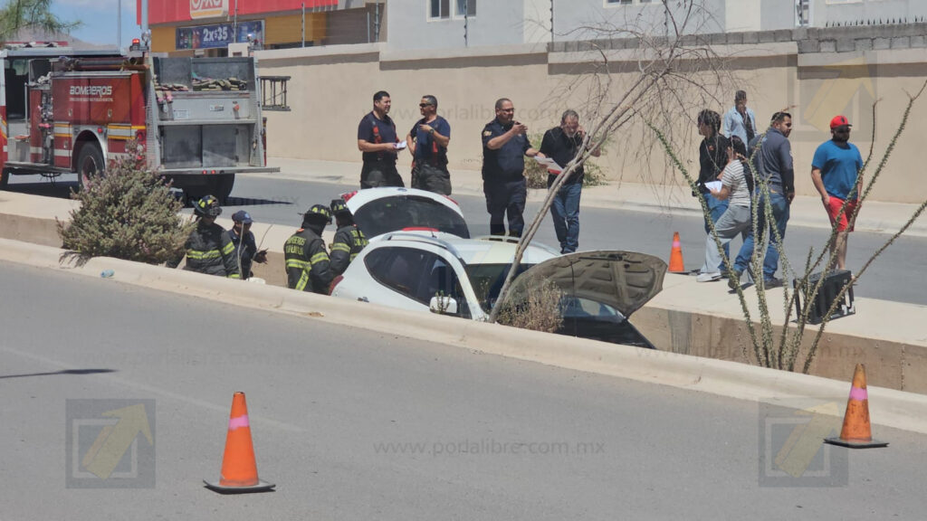 Conductor ebrio cae a canal pluvial tras perder el control en avenida Vendanova