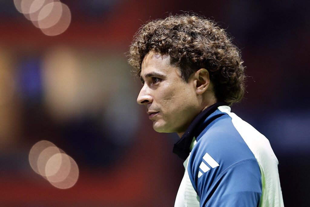 Guillermo Ochoa cumple en su primer día de trabajo con selección mexicana