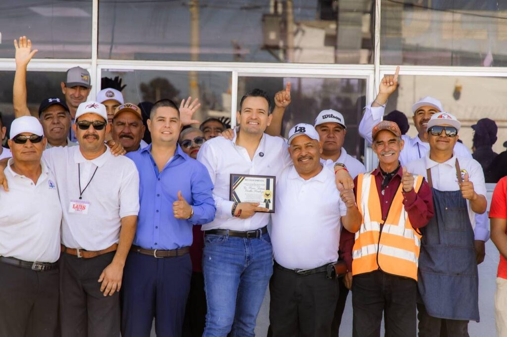 Entrega Marco Bonilla apoyo para obra a vendedores de burritos de Villa Ahumada