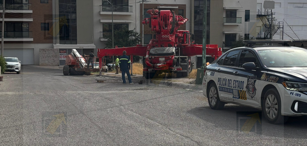 Montacargas fuera de control atropella a vendedora de burritos