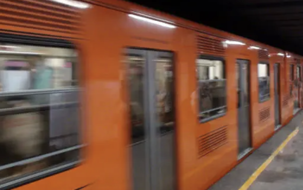 Alta afluencia de usuarios en varias líneas del Metro de la CDMX