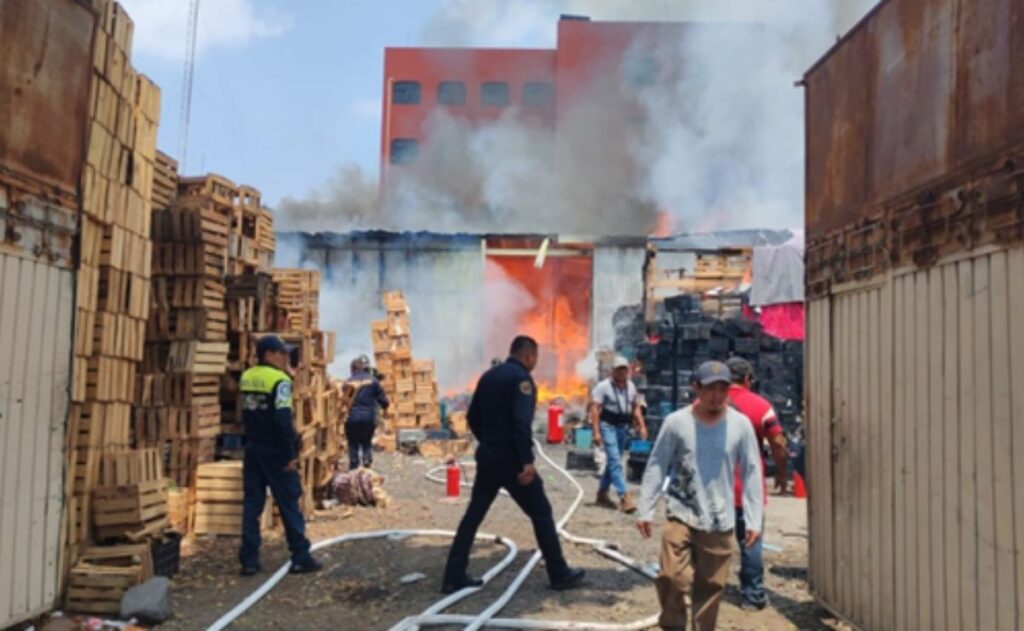 Arde bodega de cartón en Iztapalapa