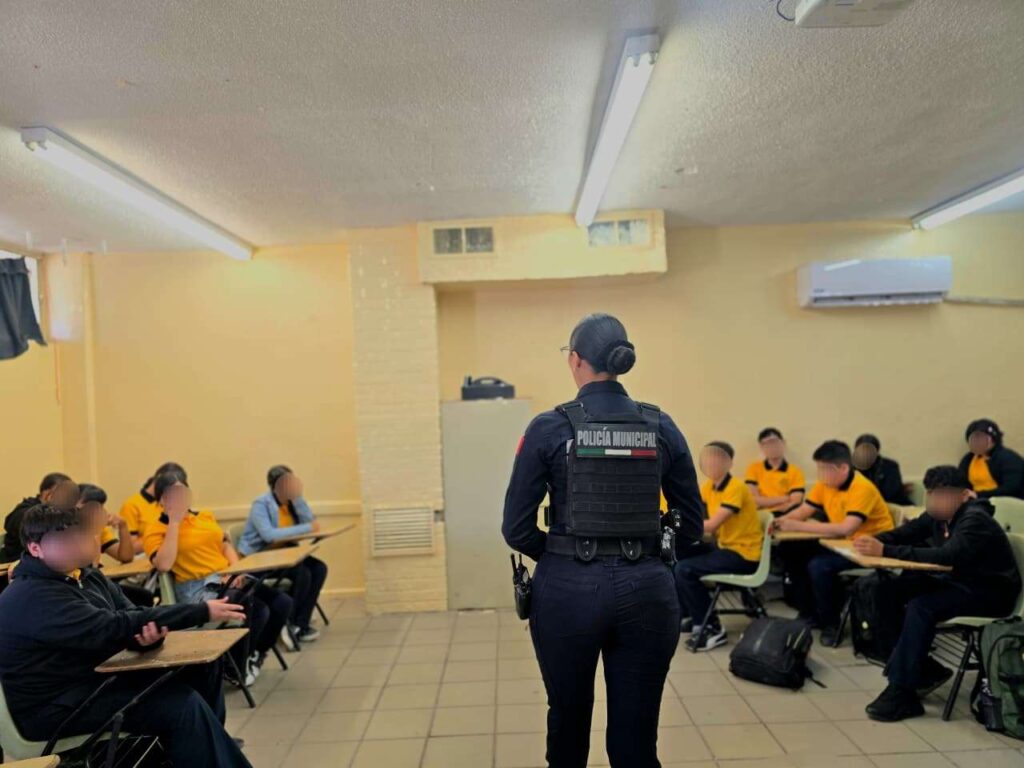 Orientan a estudiantes de secundaria sobre violencia