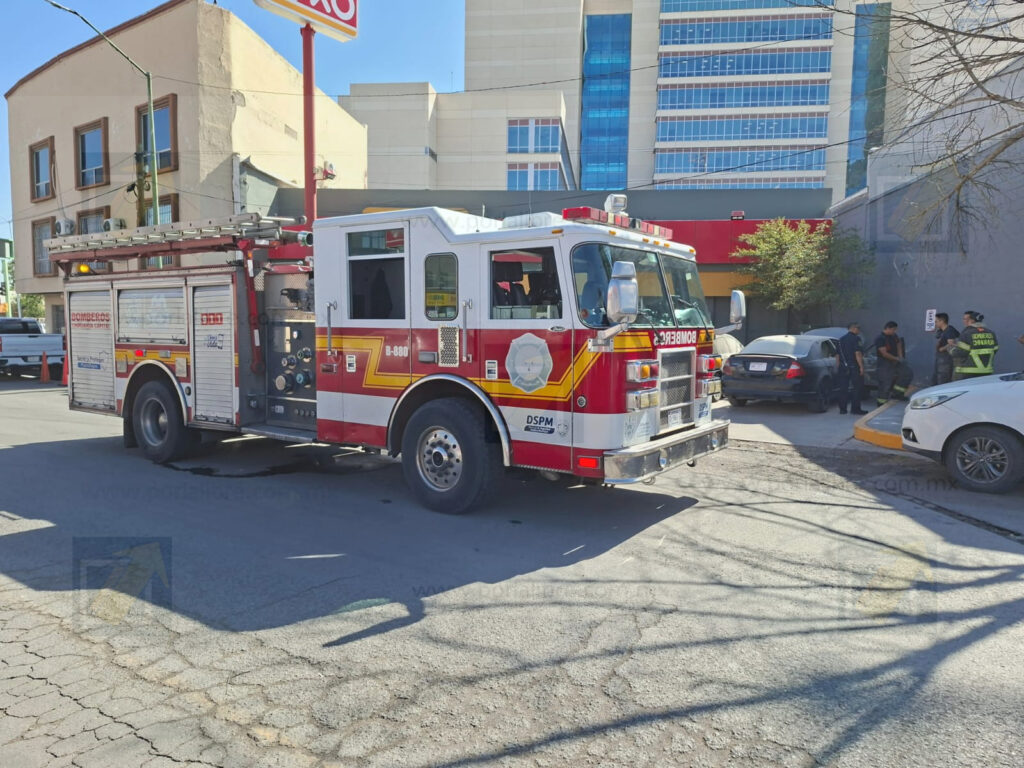 Vehículo se incendia en estacionamiento de tienda Oxxo en la colonia Centro