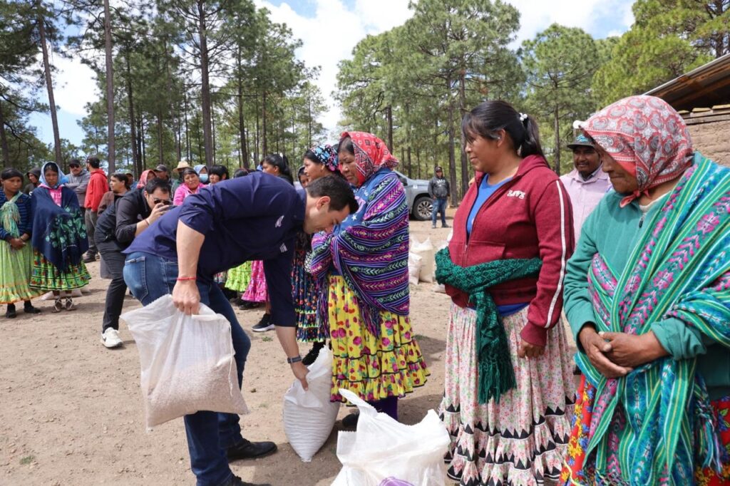 Entrega SPyCI apoyos alimentarios y productivos en Bocoyna