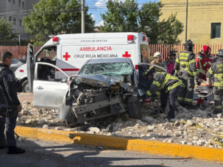 Fuerte choque frontal en el Juventud deja a conductor atrapado entre los fierros