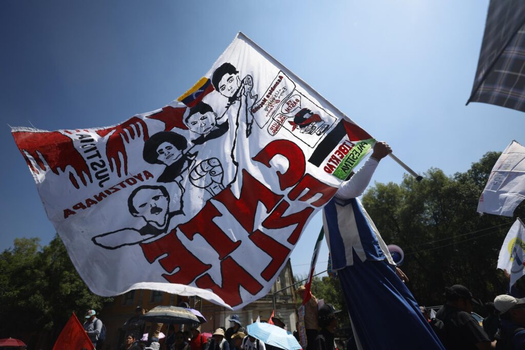CNTE toma calles del Centro Histórico de CDMX y advierte nuevas acciones si no atienden sus demandas