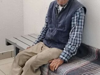 Solicitan apoyo para encontrar a familiares de adulto mayor extraviado