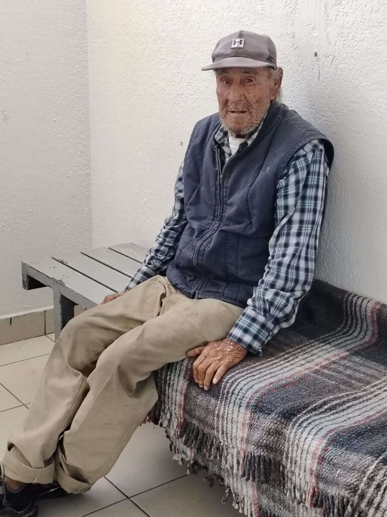 Solicitan apoyo para encontrar a familiares de adulto mayor extraviado