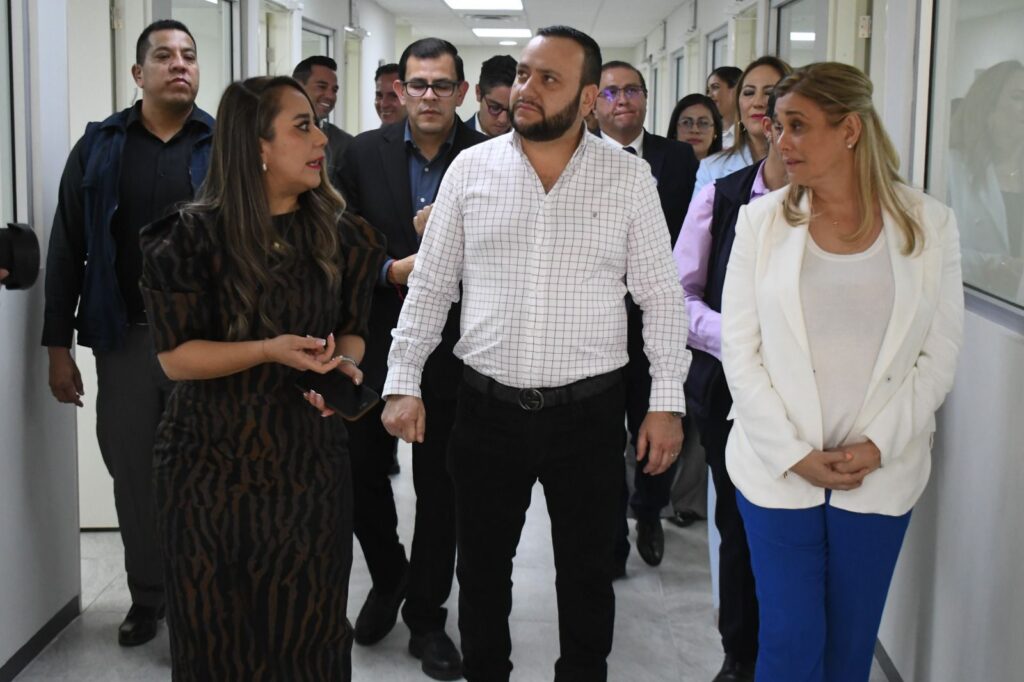 Reconoce Arturo Medina a Maru Campos por Centro de Justicia para Mujeres en Parral