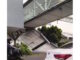 Se desprende techumbre de puente peatonal en la Terminal 1 del AICM; una automovilista resulta lesionada