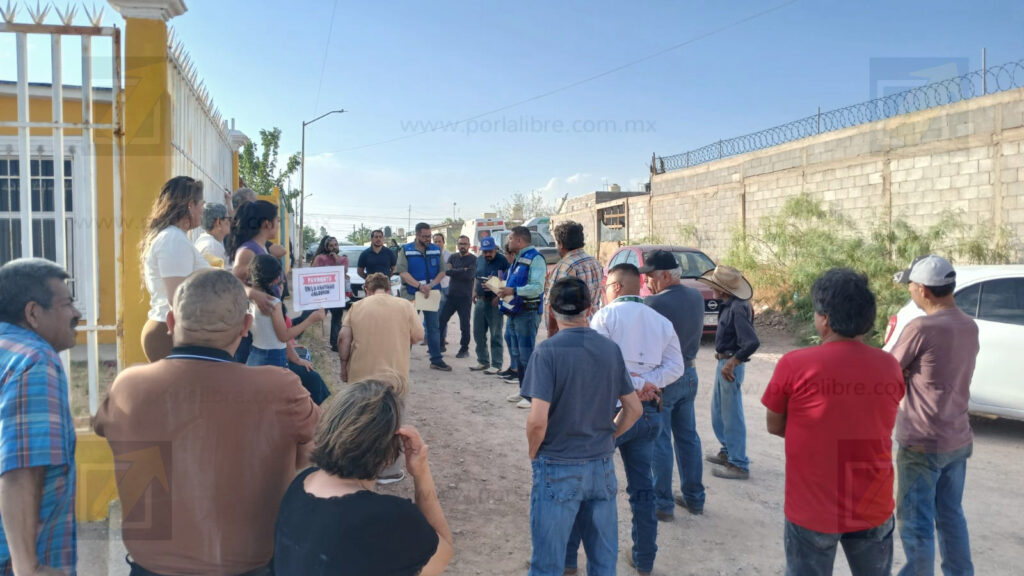 Piden vecinos de la colonia Francisco Domínguez pavimentación de calles; los atienden