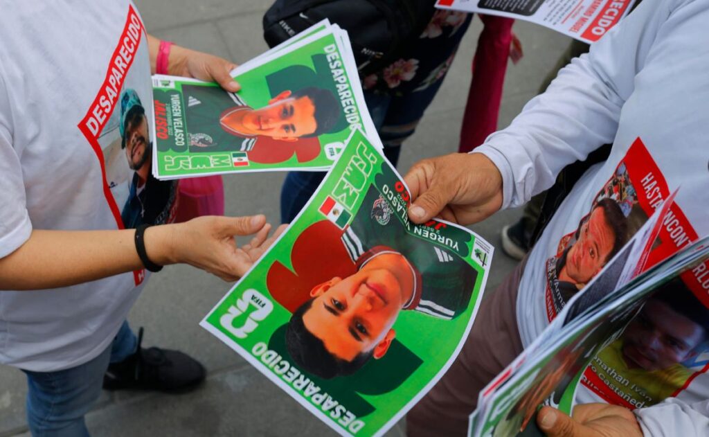Crean álbum del Mundial con rostros de desaparecidos