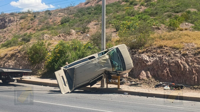 Exceso de velocidad provoca volcadura en Periférico R. Almada