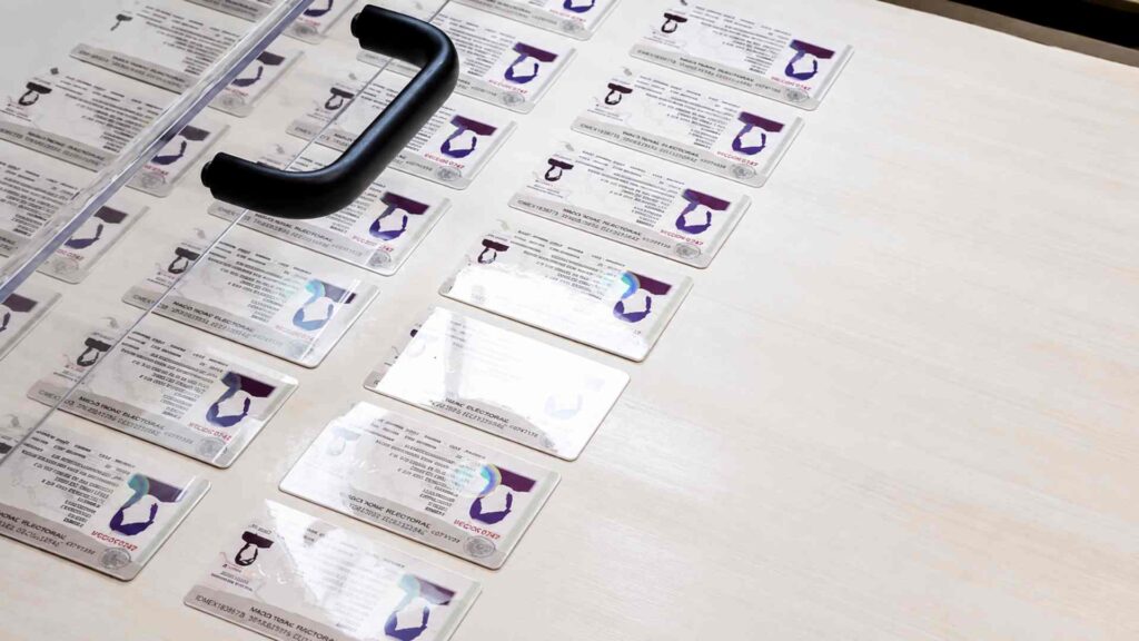 INE presenta nueva credencial con 25 medidas de seguridad e inclusión