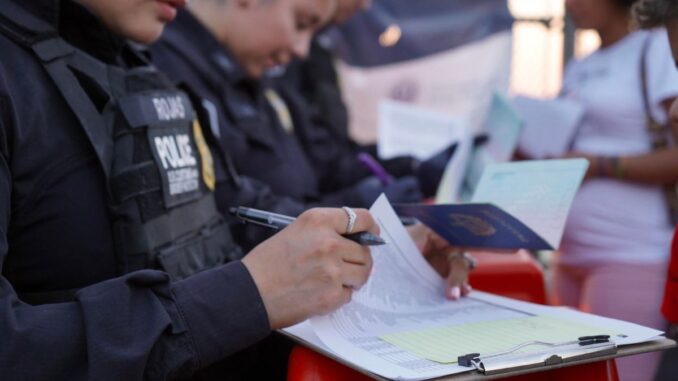 La nueva regla de Trump sobre las ‘green cards’ golpea a la migración legal