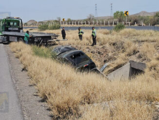 Pareja resulta ilesa al volcar dentro de un canal en la autopista Chihuahua-Delicias
