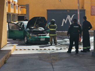Vehículo se incendia dentro de motel en la avenida Tecnológico