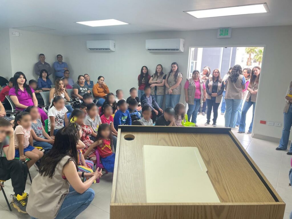 Disfrutan Día de la Niñez con regalos y golosinas actividad “Huellas que transforman” del CEJUM