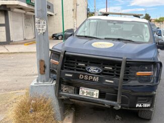 Patrulla municipal choca contra poste en Chihuahua 2000 y bloquea carril