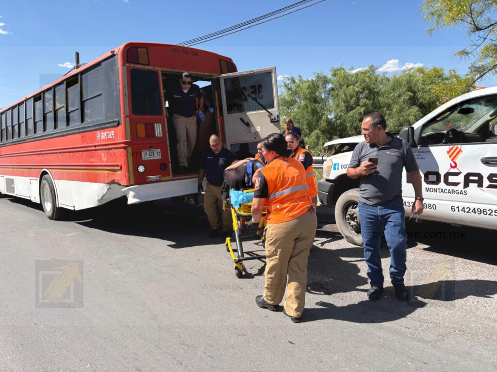Choque entre camión de transporte de personal y camioneta deja lesionados en cruce de Juan Pablo II y Equus