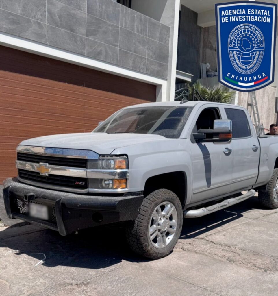 Asegura AEI pick up robada en Cuauhtémoc, cuando hacían cambio de propietario en Recaudación de Rentas de Parral