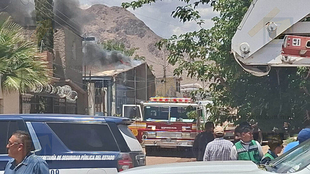 Incendio consume recicladora en la colonia 3 de Mayo; evacúan a vecinos por seguridad