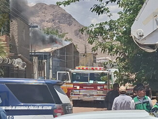 Incendio consume recicladora en la colonia 3 de Mayo; evacúan a vecinos por seguridad